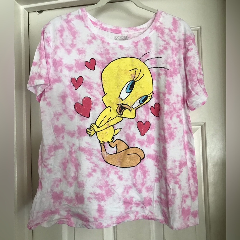 Cute graphic t-shirt-LooneyTunes Tweetybird with pink tie-dyed material,Size XL